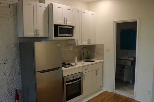 Kitchen - 513 E 5th St