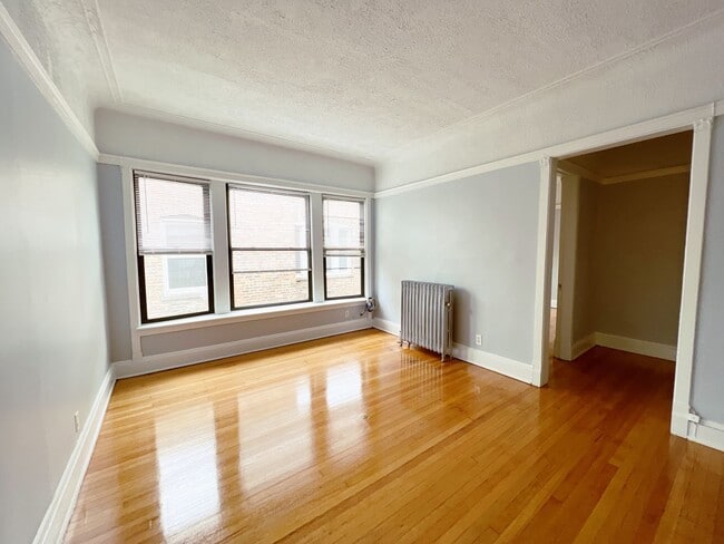 Photo - 817 W Belle Plaine Ave Apartment