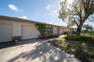 Building Photo - 2825 SW Santa Barbara Pl