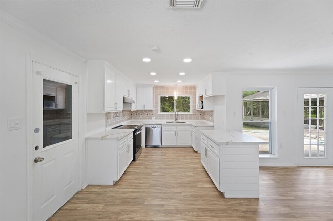 Building Photo - 606 Meadowlawn St