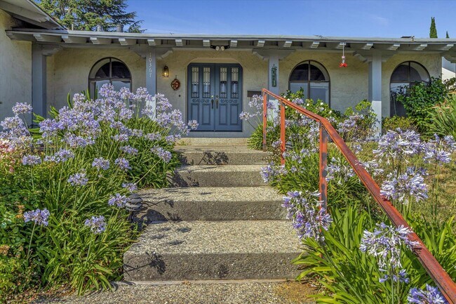 Building Photo - 4 br, 2.5 bath House - 10367 VISTA KNOLL B...