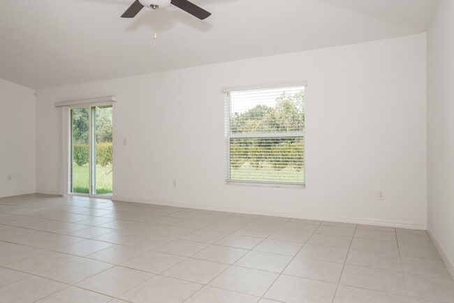 Building Photo - Lovely 3 Bedroom Home