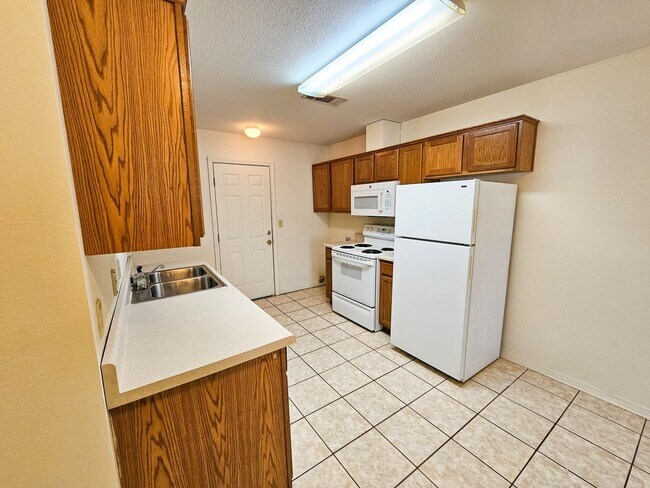 Building Photo - Cozy 2 Bed 2 Bath Duplex!