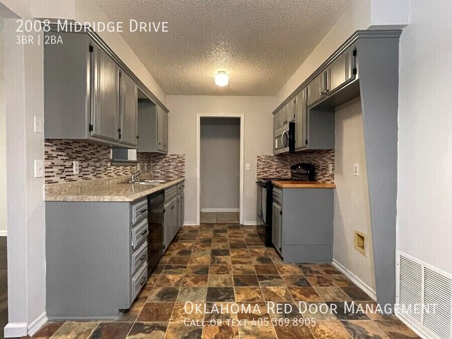 Building Photo - 2008 Midridge Dr