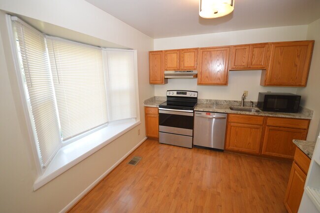Kitchen - 76 Orchard Dr