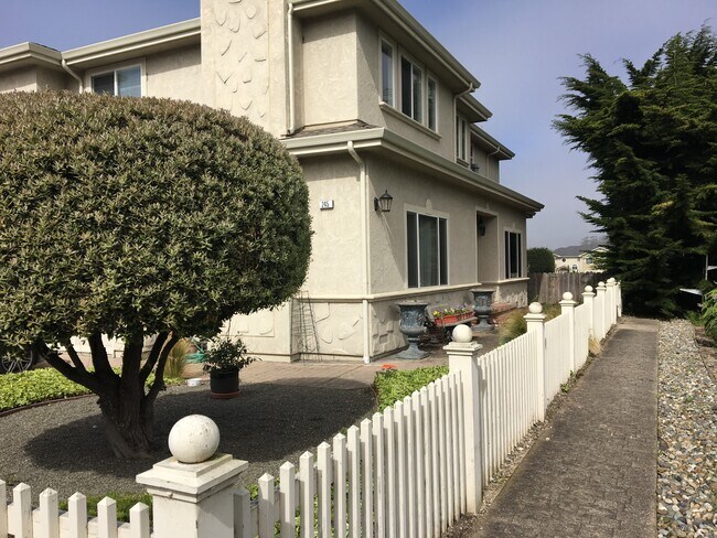 Foto del edificio - 245 Medio Ave