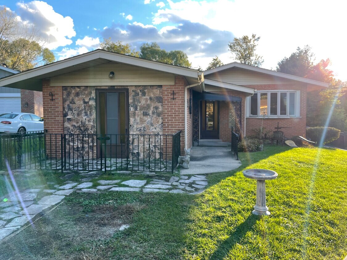 7N040 Eagle Ter, Medinah, IL 60157 House Rental in Medinah, IL