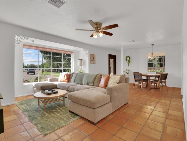 Building Photo - 1022 E Keim Dr