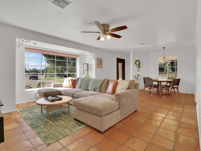 Foto del edificio - 1022 E Keim Dr