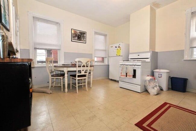 Building Photo - Huge 4 bed unit in the heart of Oak Square!