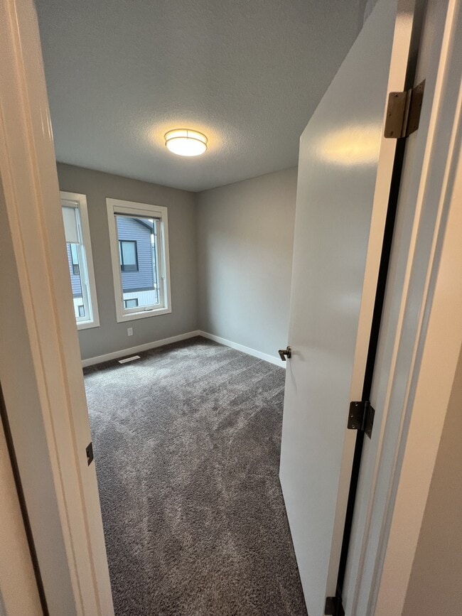 Photo du bâtiment - 1729 Keene Cres SW