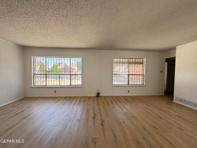 Foto del edificio - 5808 Dearborne Dr