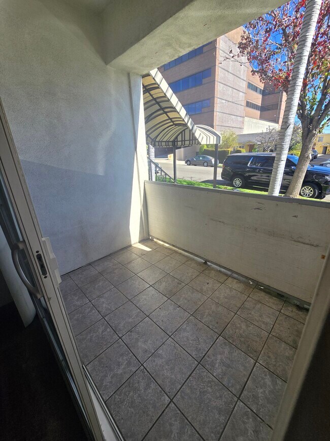 Foto del edificio - 335 E Providencia Ave