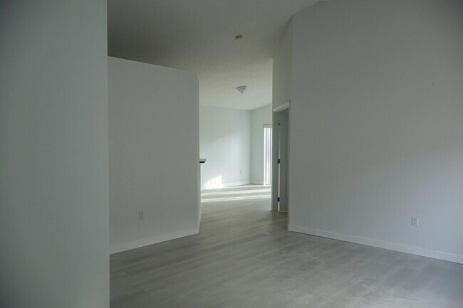 Building Photo - 14750 SW 156th Ave