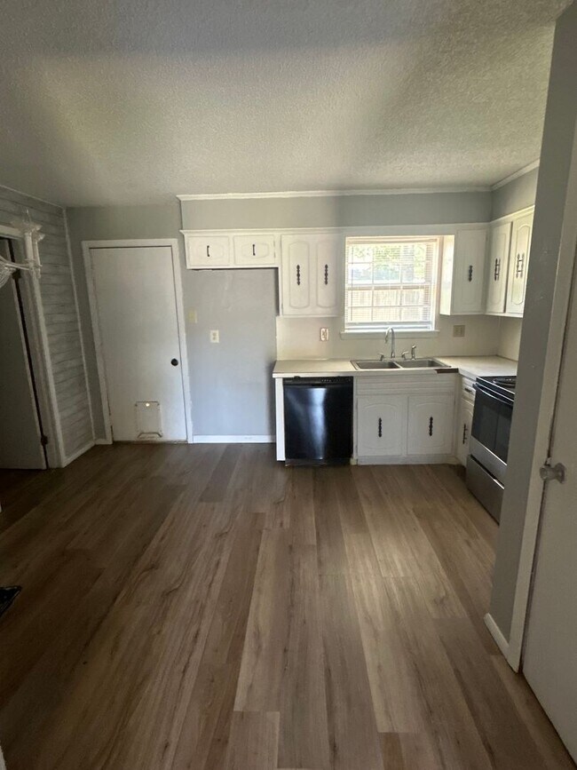Foto del edificio - 3 Bedroom and 2 bathroom home.