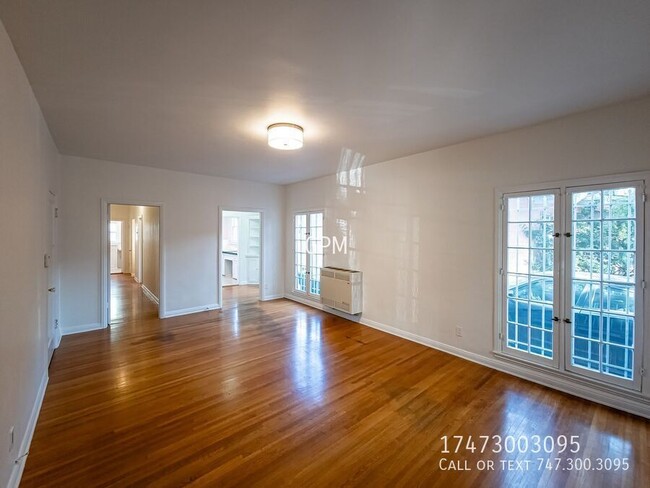 Foto del edificio - Spacious Hollywood Gem: Stylish 1-Bedroom ...