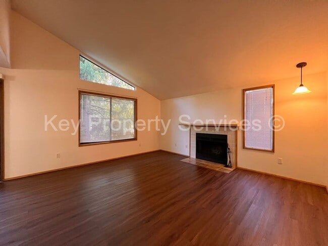 Building Photo - Updated Condo in Hazel Dell
