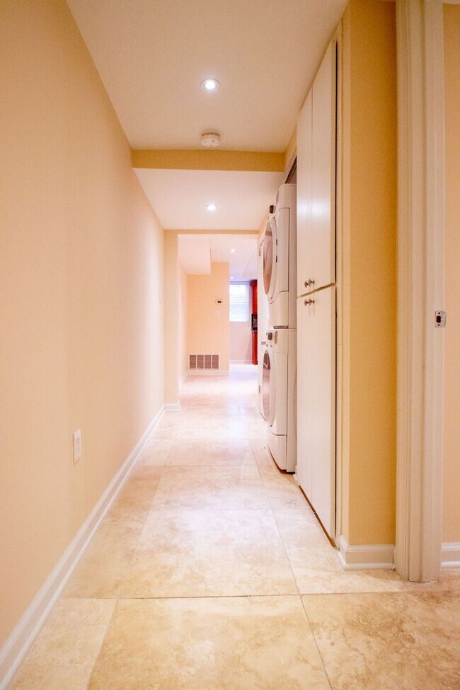 Foto del edificio - Spacious 1Bd/1Bth condo nestled in the heart of Old Town Alexandria! Pets Welcome!