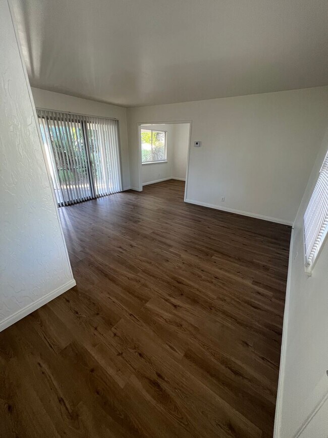 Foto del edificio - Mid Town Adorable Home!