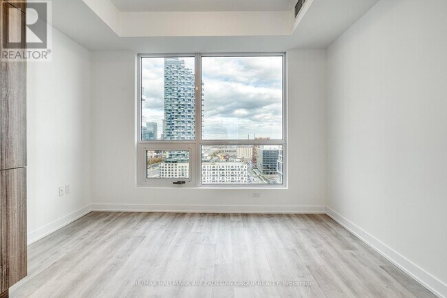 Building Photo - 162 Queens Quay E