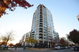 Building Photo - 118 Drake St