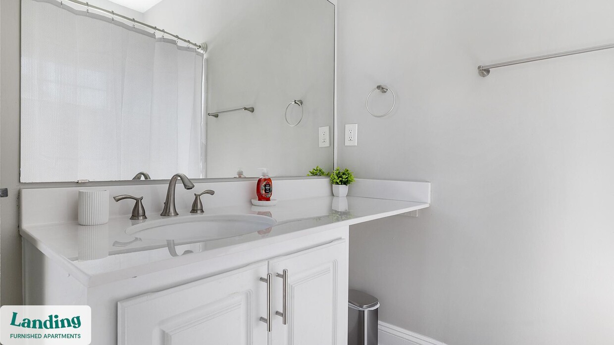 Foto principal - 100 Crossing Blvd