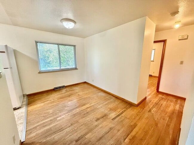 Building Photo - Spacious 3 Bedroom, 1.5 Bathroom Home in G...