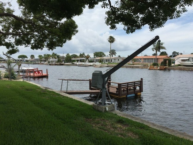 Foto del edificio - 2 bedroom WATERFRONT home
