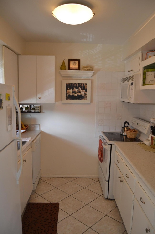 Building Photo - 12022 W Greenway Drive 204