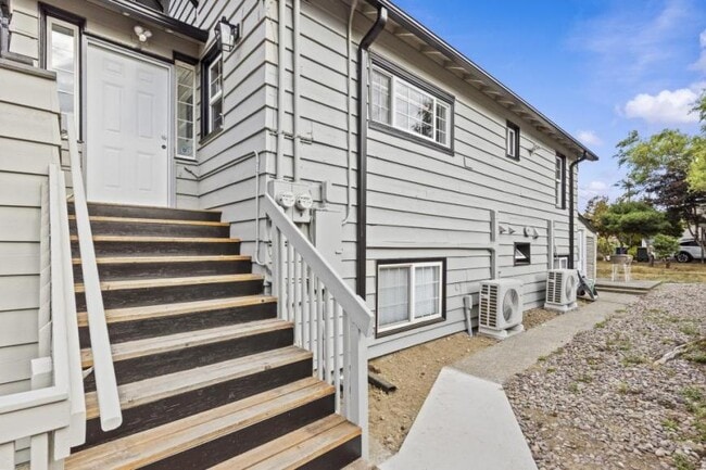 Building Photo - 2 bedroom in Seattle WA 98136