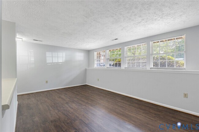 Foto del edificio - 7604 Roscommon Ct