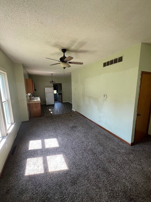 Building Photo - Selinger duplex