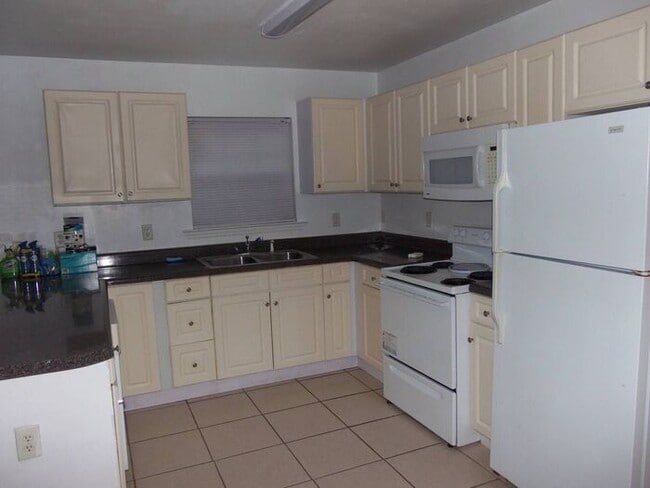 Foto del edificio - 3 Bedrooms 2.5 Baths Townhome Available Now