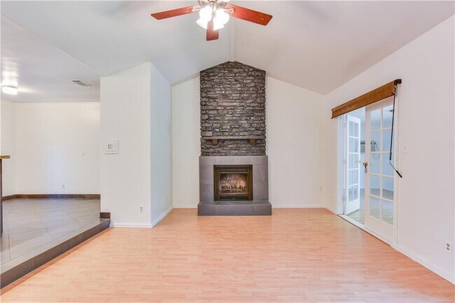 Foto del edificio - 4900 Brushy Ridge Dr