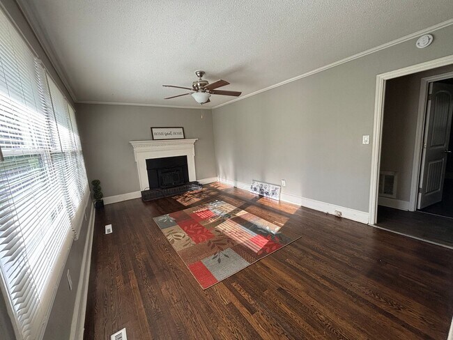 Foto del edificio - Coming Soon! 3 bedroom 1 bathroom house !