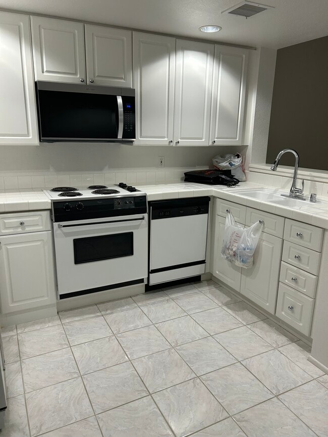 Foto del edificio - 1301 Cabrillo Ave