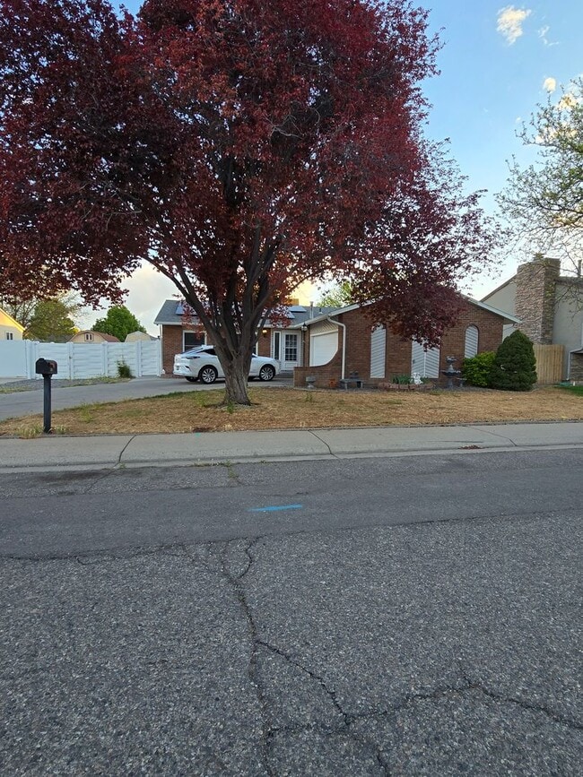 Building Photo - 2844 Oxford Ave