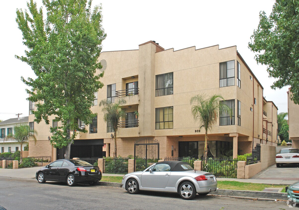 Primary Photo - 909 N Croft Ave