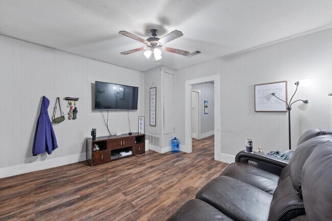 Building Photo - Cozy 2 bedroom on corner lot with privacy ...