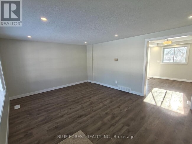 Photo du bâtiment - 681 Galloway Crescent