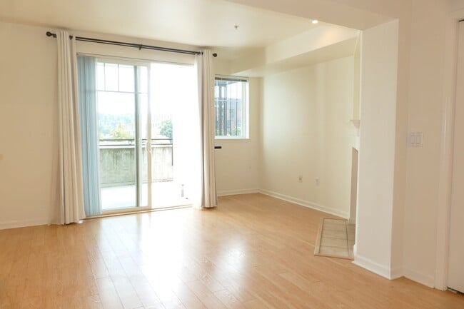 Building Photo - Ballard Studio Condo with Pool and Gym Onsite