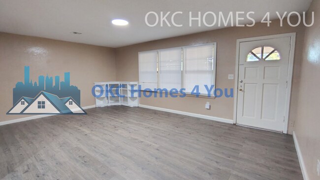 Foto del edificio - Be Home for the Holidays! 3 Bedroom, 1 Blk. So.of UCO - Save $500.00 off first full months rent.