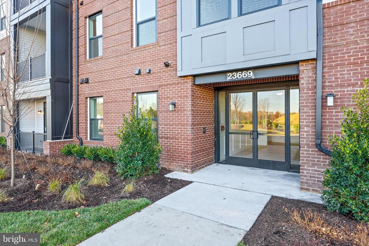 23669 Golden Embers Square Unit 303, Ashburn, VA 20148 Room for Rent