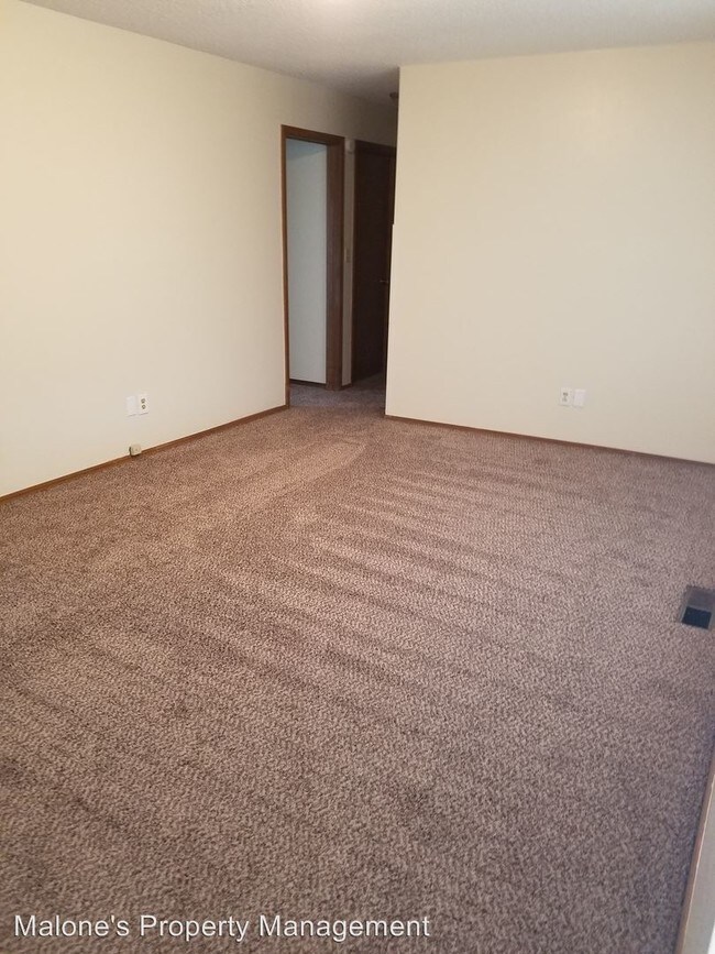 Foto del edificio - 4701 Woodview Dr