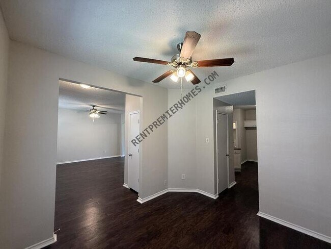 Building Photo - 10244 Carolina Oaks Dr