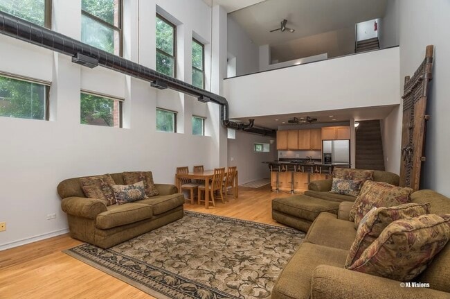 Entry - 1130 W Cornelia Ave