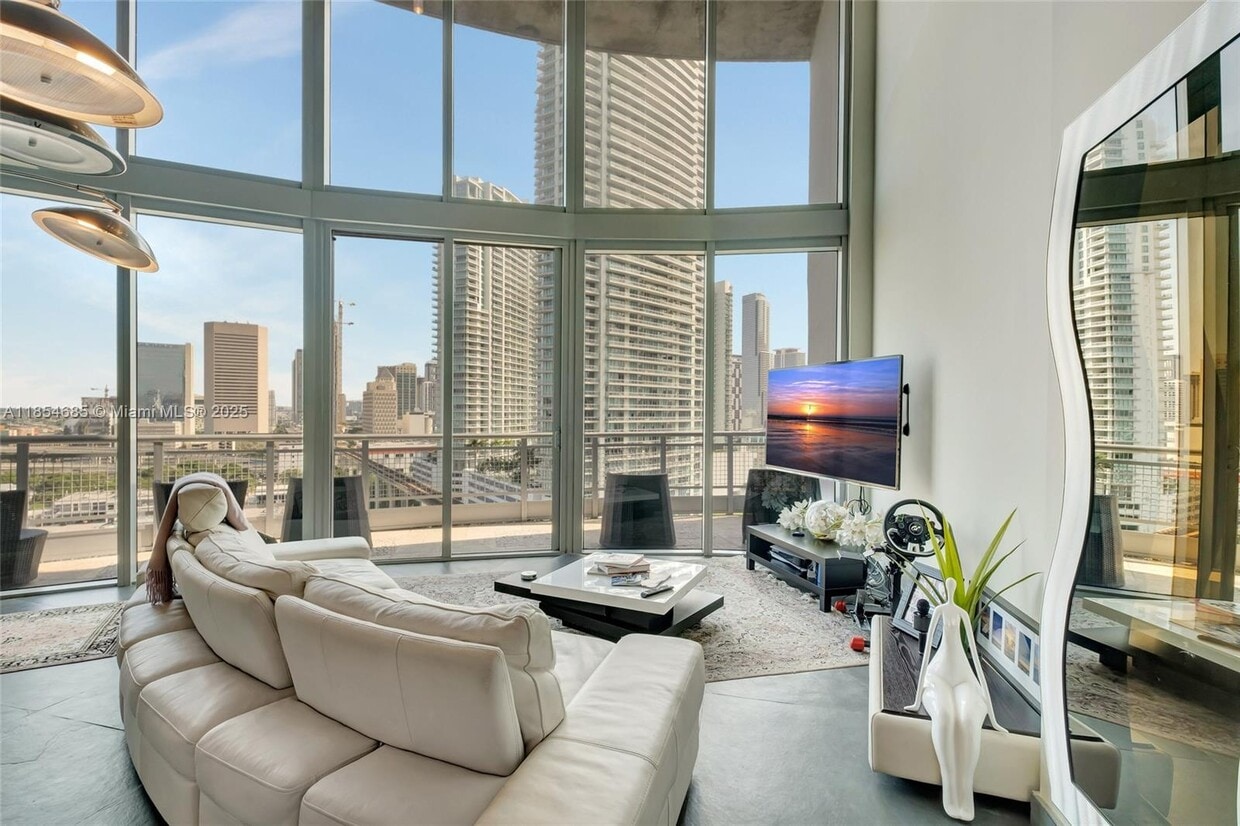 Foto principal - 690 SW 1st Ct