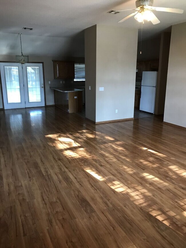 Foto del edificio - 4 bed 1.5 miles from OU Campus available f...