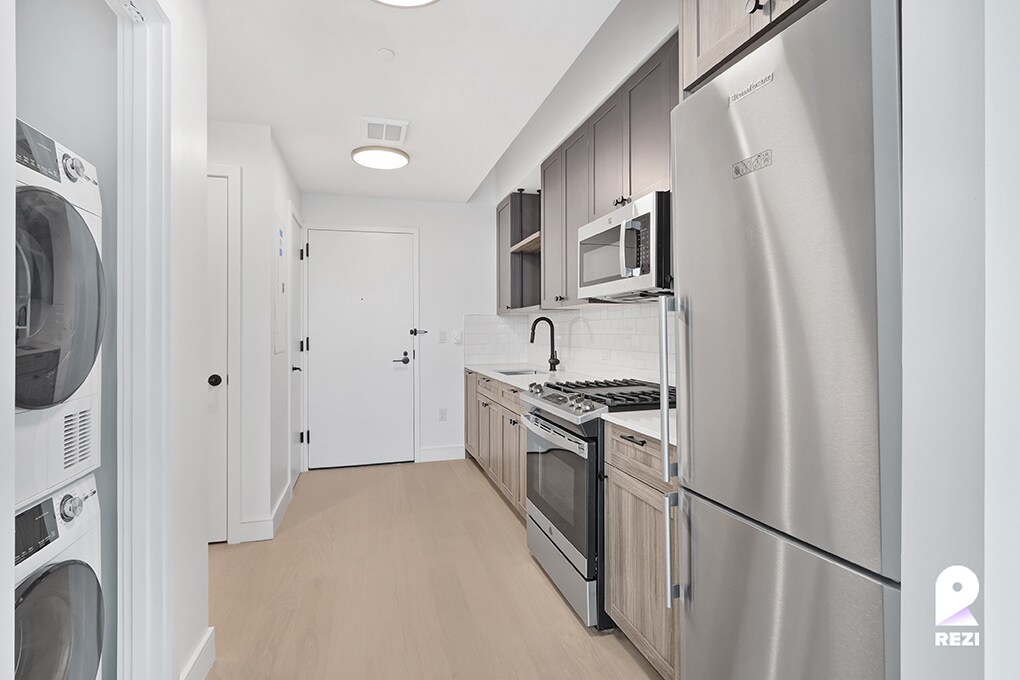 Primary Photo - 36-20 Steinway St