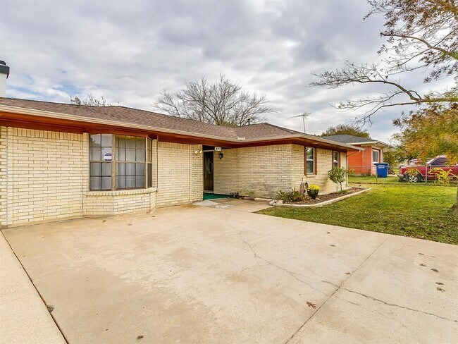 Building Photo - 813 Wilson Dr
